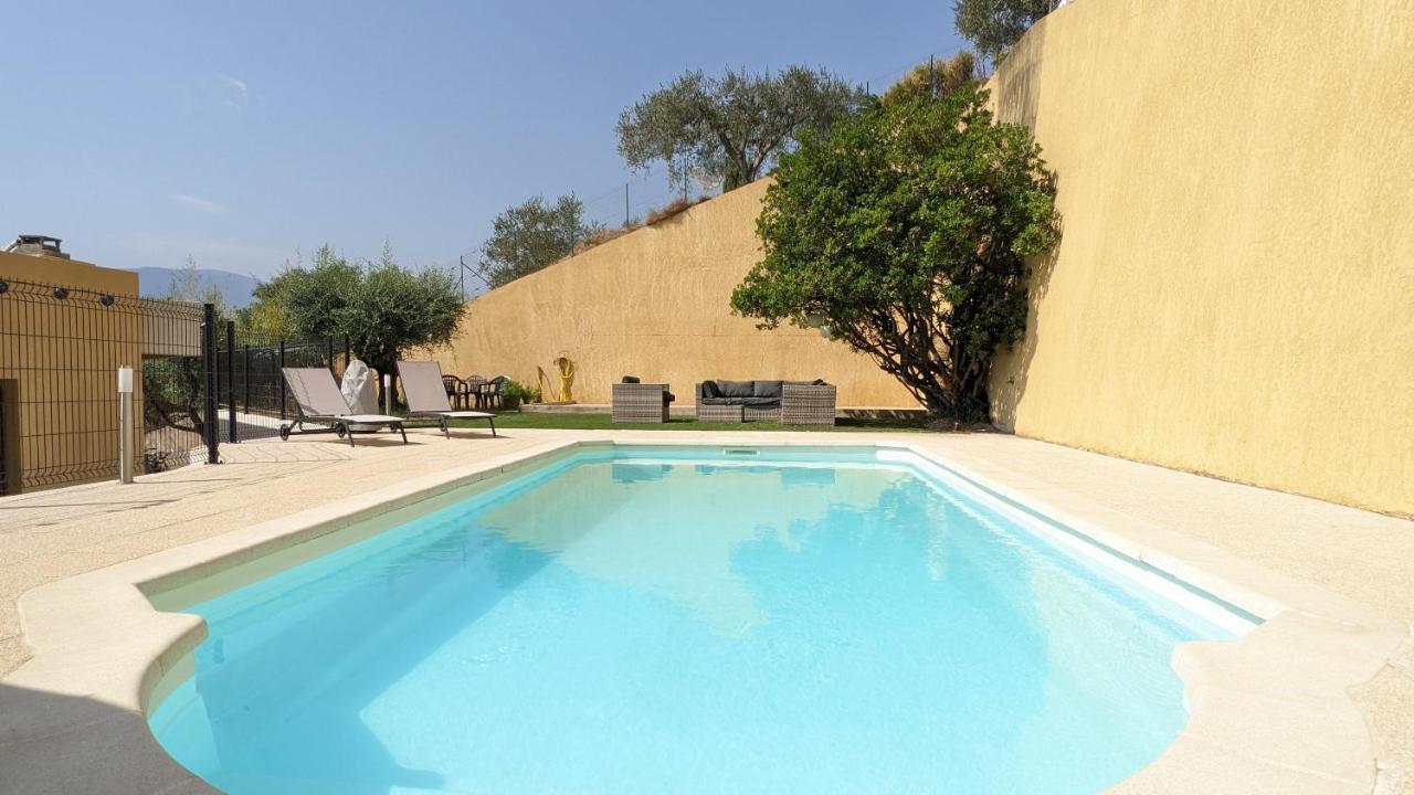 3 Pieces Dans Avec Piscine Niza